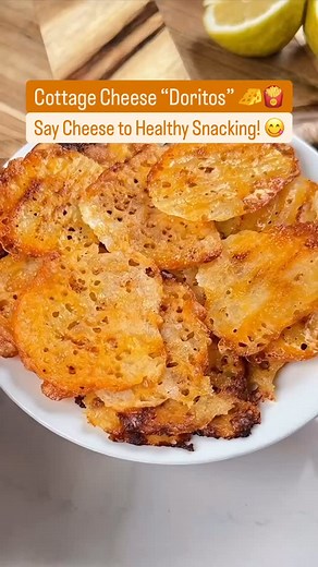 High-Protein Cottage Cheese “Doritos” 🧀🍟 Craving a crunchy, cheesy, protein-packed snack? These homemade crisps are surprisingly simple and a smart way to curb those savory urges. 😋 What You Need: 🥛 3/4 cup low-fat cottage cheese 🧀 Shredded cheddar (for topping) How to Make Them: 1️⃣ Start by carefully squeezing out all the extra moisture from your cottage cheese. Drier cheese means crispier results! 2️⃣ On a large baking sheet lined with parchment paper, place 16 small, separate spoonfuls