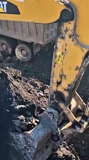 CAT 390D LME FULL POWER Loading Overburden! 🔥