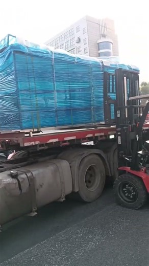 Video of Loading the Paint Booth into a 40HQ Container #painting #booth #automobile