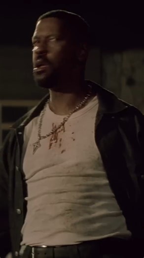 Few lines are as synonymous with a film as Denzel Washington’s explosive declaration in Training Day: “King Kong ain’t got shit on me.” His portrayal of corrupt detective Alonzo Harris earned him the Academy Award for Best Actor, but that iconic speech wasn’t even in the script. Director Antoine Fuqua later revealed Denzel improvised the moment on set, turning a powerful scene into cinematic history. What’s your favorite improvised movie line? | Did You Catch This?