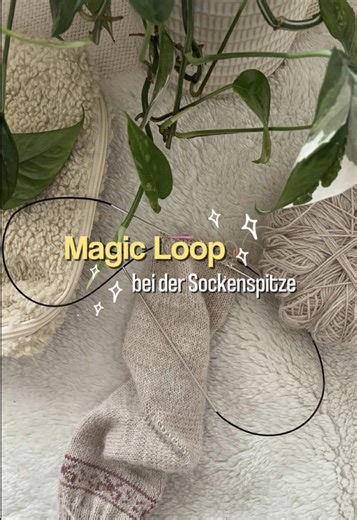 Wird die Sockenspitze zu eng für die Rundstricknadel? Genau hier kommt Magic Loop ins Spiel ✨ So kannst du die Abnahmen sauber weiterstricken, ohne auf ein Nadelspiel zu wechseln. Perfekt für Anfänger, die ihre erste Socke stricken und Angst vor der Spitze haben – spoiler: es ist einfacher als gedacht. #strickenlernen #sockenstricken #magicloop #strickanfänger #stricktipps