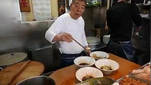 Japanese Street Food - TSUKIJI FISH MARKET MUST EATS! Tokyo Japan | Travel Thirsty