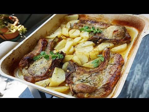 Ζουμερές Χοιρινές Μπριζόλες Στο Φούρνο Με Πατάτες