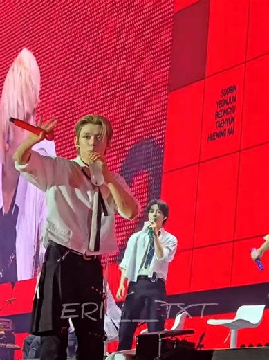 またもや危険を察知して即座に注意しに来てくれるヨンジュン😭いつもヨンジュン助けてくれる😭ボムギュも来てくれてSPさんも来た #YEONJUN #연준 #TXT #tomorrow_x_together #투모로우바이투게더