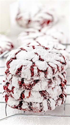 These Eggless Red Velvet Crinkle cookies come out soft, and perfectly crackly every single time—no eggs needed. After more than a decade of testing egg-free recipes, moments like this still make me smile. Holiday baking should bring everyone in, especially our allergy kiddos… and this recipe does exactly that. ❄️ Follow @mommyshomecooking (so l can DM you) and comment “recipe” and I’ll send you the link right to your inbox Or 2) Tap the link in my bio to go straight to my website where you find 