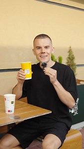 🥤 Ile kalorii ma Shake z Kawą? Sprawdziłem kaloryczność nowości z McDonald’s! Tym razem są to desery kawowe. Poziomkowa Iced Latte i popularny szejk z kawą. Co kryje się w środku? ☕️ 👉🏻 podaję pełne makroskładniki 👉🏻 zawartość cukru w porcji To szybkie i mało sycące kalorie 😬 Nie traktuj takich „kaw” jako napój. To zwykły deser, ale w pitnej wersji. Nie sprawi, że ugasisz pragnienie. Bądź świadomy i wybieraj z głową ✅ Obserwuj @fit_recenzje ➡️ I kupuj lepsze produkty #fitrecenzje #dietetyk