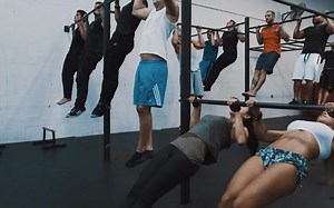 来自室内的集体街头训练 这样的场景还是第一次见