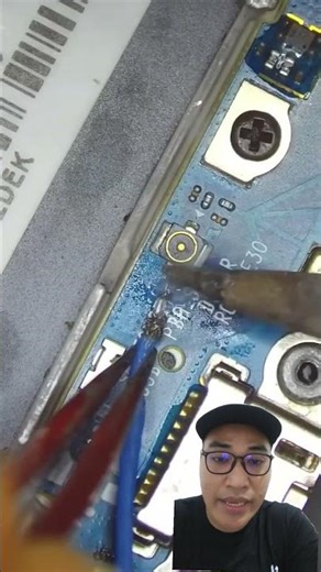 The cellphone signal antenna is broken, here's the solution #viral #smartphone #howtoservicephone...