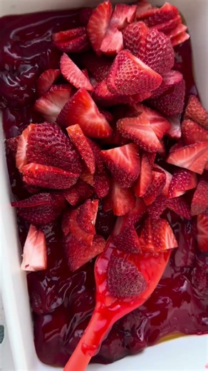 🍓 Strawberry Dump Cake https://blackberrybabe.com/2023/06/19/quick-and-easy-strawberry-dump-cake/