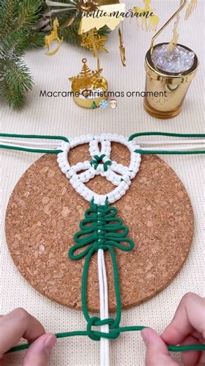 🎄New way to add Christmas Tree to your bauble by @missknottie.macrame🎄 #macramechristmas #macramebauble #HolidayCrafting #macramemakers #domestika | Domestika