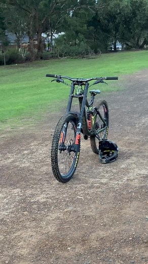 Mud and Adrenaline: Downhill MTB Thrills with Fox Suspension