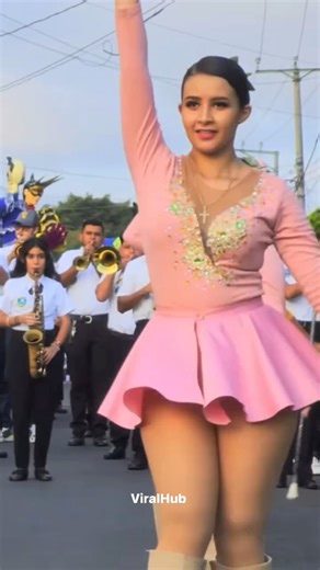 165K views · 3.8K reactions | Live dance Thrill with Alexandra Espinoza 冀❤️ #Espinoza #alexandraespinoza #TiburonesMusicBand #ElSalvador #streetdancers #cheergirls #danceperformance | Viral Hub | Facebook