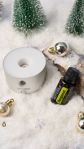 For beautiful little moments of calm. ✨ This special pairing brings together two favourites designed to bring harmony to your everyday space. 🪨 The dōTERRA Lumist™ Diffuser – compact, motion-activated, and beautifully simple. Choose between two modes to create your preferred atmosphere. Compatible with both the new and original dōTERRA bottle caps, the Lumist works with your 5 ml and 15 ml bottles for seamless use. 💛 Bergamot 15 ml – Sourced from Reggio di Calabria in Italy, Bergamot is bright