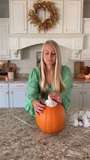 DIY ghost sucker pumpkin holder!!🎃🎃 This is so cute for Halloween and so easy to make! Wrap lol