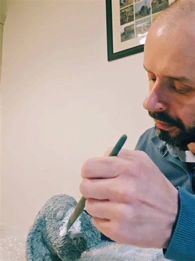 For tonights live I did an underpainting of my cockapoo head. Tomorrow's live will see me start the deatils of this beautiful sculpture I made #tiktoklive #livehighlights #clay #cockapoo #fyp