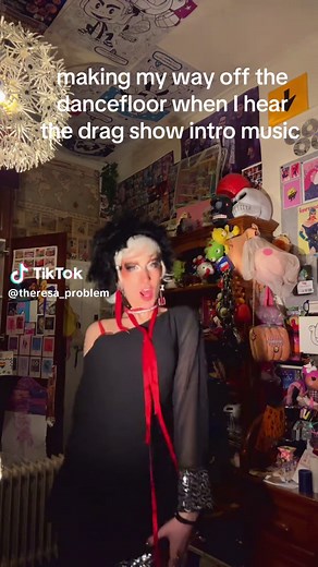 Engaging Drag Queen Show Performance Highlights