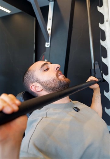 TUTORIAL: HOW TO SMITH MACHINE SHOULDER PRESS 101 #onlinetraining #workout #tadreeb