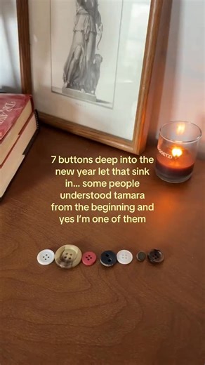 Simone Siew on Instagram: "Being scared of time passing 🤝 tamara #buttonsgirl #2026 #timepassing #newyear #meme #heysoitactuallyonlyhastomakesensetomeforme #balloonbreath"