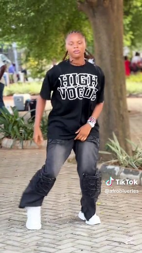 Mastering Azonto Dance Moves with Afroblueries