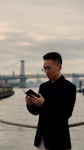 Cùng Galaxy Z Fold7 theo chân Minh Travel trong một ngày tất bật tại New York để ghi lại hành trình đầy sáng tạo với sự hỗ trợ từ Gemini Live trên màn hình lớn đến camera 200MP chuẩn Ultra, cho mọi trải nghiệm đều liền mạch và tinh tế trên thiết kế mỏng nhẹ hơn cả điện thoại phẳng thông thường. Credit: Minh Travel Sản phẩm đã sẵn sàng trên kệ – đón liền hôm nay: http://smsng.co/60074tDMc. Comment bên dưới những tính năng bạn thích nhất trên siêu phẩm Ultra Gập Mở này nhé! #Samsung #GalaxyAI #Gal