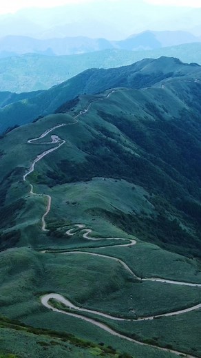 天空の林道と中津山（明神山）城跡の絶景 - 四国の秘境をご紹介！
