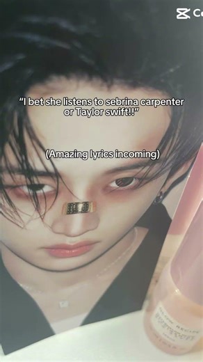 Best picture in the background right?👍😃 #straykids