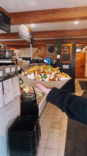Fan de poulet au beurre ? 🙋‍♀️ Le mixte de saveur est juste incroyable - faut absolument que tu l’essaies. Offerte du 4 au 8 février (mercredi au dimanche) 📍37 boulevard Bégin, Sainte-Claire #poutine #pouletaubeurre #foodreview #poutinedelasemaine #labouchéedouble | La bouchée double