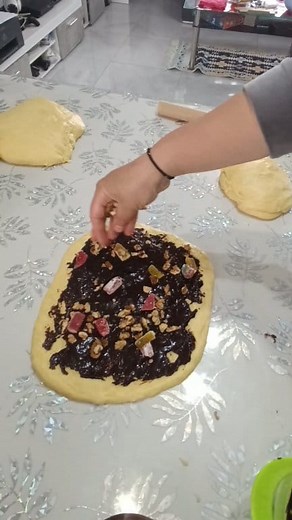 cozonac tradițional moldovenesc foarte pufos cu cacao și nucă #cozonac #desert #prajituri bine ați revenit astăzi pregătesc un cozonac foarte ușor de făcut ieftin și delicios bucură-te de vizionare ingrediente pentru 2 cozonaci 1 kg de făină 000 (-70g) 4 oua 350 ml lapte 2 plicuri de drojdie uscata 200 Gr zahar 100 ml ulei (untura) 100 ml unt topit 1 linguriță sare esențe de vanilie frământăm aluatul minim 15 minute maxim 40 de minute lăsăm să crească 3 ore într-un loc cald împărțim aluatul in 4