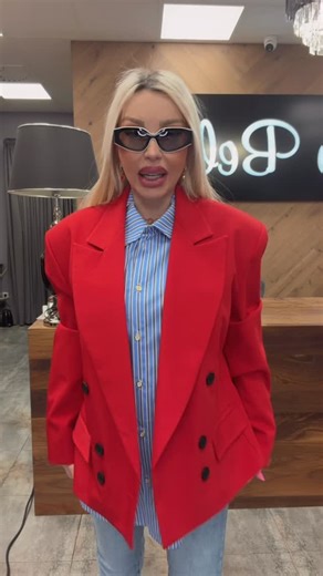 Ciao Bella moda on Instagram: "Outfit, ktorý pôsobí sebavedomo, výrazne a veľmi štýlovo. ✨ Smokingové sako ALENTINA, košeľa AURELIA Blue Marine a zvoncové rifle VIOLA vytvárajú look, ktorý je moderný, ženský a neprehliadnuteľný. ✨ oversize smokingové sako s výraznými ramenami pre silnú a luxusnú siluetu ✨ predĺžený strih, ktorý pôsobí elegantne a autoritatívne ✨ prúžkovaná oversize košeľa pre ležérny, ale upravený look ✨ zvoncové rifle VIOLA s vysokým pásom, ktoré opticky predlžujú nohy ✨ kombin