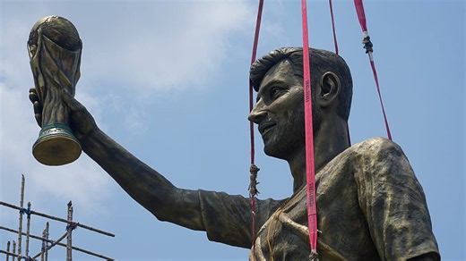 Video. Giant Lionel Messi statue dismantled in Kolkata