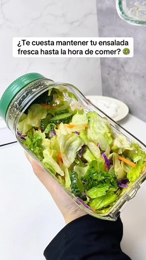 ¿Te cuesta mantener tu ensalada fresca hasta el almuerzo? 🌿 Este contenedor tiene compartimiento para aderezo, se agita sin derramar y se convierte en plato 😊 #cocinafacil #cocinasaludable #utensiliosdecocina #comidaparaeltrabajo #comidapreparada #ensaladas #comidaparallevar #gadgetsdecocina #tupperware #almuerzo #lechuga #tomate Perfecto para llevar tus ensaladas siempre frescas, sanas y sin ensuciar 💚 ✨ Consíguelo y disfruta comer saludable donde quieras | Kitchenfy