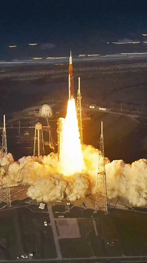 ¡LANZAMIENTO DE ARTEMIS II VISTO DESDE UNA AVIONETA! La NASA colocó una cámara en un Cessna para registrar el lanzamiento del SLS con la Artemis II. El video va desde el despegue hasta la separación de los propulsores laterales. #nasa #moon #space #universe