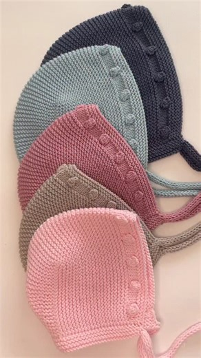 💕 Mi capota NUBE, ahora también disponible en inglés 💕 5 tallas (de 0 a 12 meses) / 5 sizes (0–12 months) Patrón en PDF, en español y en inglés 🧶 Diseño suave, esponjoso y muy fácil de combinar 🌿 📄 Encuéntralo en mi tienda Etsy / Find it in my Etsy shop #capotanube #babybonnetpattern #patronbebe #knittingpattern #tejerparabebe #handmadebaby #knitbabyhat #patternpdf #puntoybebe | Puntobebé Hechoamano