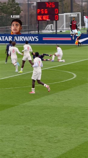 La jeunesse contre l’expérience. L’avenir contre le présent. Khalil Ayari (Paris Saint-Germain) VS Jordan Amavi (OGC Nice) ⚔️ Un duel de mentalité. Un choc de générations. Un face-à-face entre ambition et expérience. 🧠🔥 La relève qui veut s’imposer. Le cadre qui veut rappeler qui il est. Le terrain tranche. 👀⚽️ 🎯 Team Khalil Ayari ou Team Jordan Amavi ? Dis-le en commentaire 👇 #KhalilAyari #JordanAmavi #PSG #OGCNice #Duel