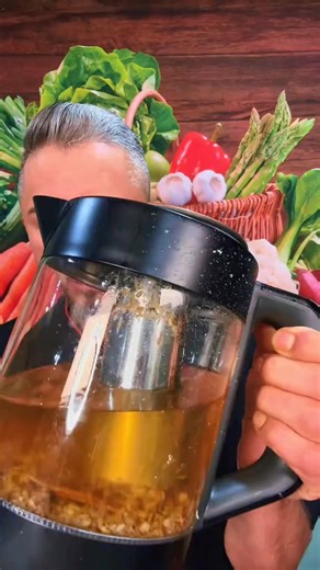 ¿Te has sentido cansado, inflamado o simplemente “fuera de ritmo”? 😩 Tu hígado puede ser la razón — es la máquina natural de desintoxicación del cuerpo, y cuando se satura, todo se vuelve más lento. Por eso este Liver Detox de Micro Ingredients es un verdadero cambio de juego 💚 Está lleno de más de 20 hierbas naturales como cardo mariano, diente de león, cúrcuma y betabel, que ayudan a limpiar, reparar y aumentar tu energía desde adentro. 🌿 Sin promesas locas, solo ingredientes reales que ayu