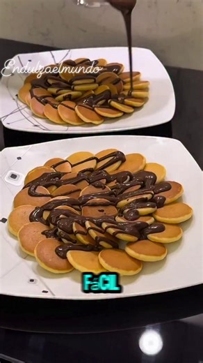 PANCAKES / WAFFLES CON FRUTA Y CHOCOLATE INGREDIENTES Para la masa: 2 huevos 4 cucharadas de azúcar 4 cucharadas de aceite 1 taza de leche 1 ½ taza de harina 1 sobre de azúcar vainillado o 1 cucharadita de esencia de vainilla 1 sobre de polvo de hornear Para servir: Chocolate semi amargo y con leche Frutas frescas (frutillas, banana, kiwi, arándanos, etc.) PREPARACIÓN En un bowl batir los huevos con el azúcar hasta integrar bien. Agregar el aceite y la leche, mezclar. Incorporar la vainilla. Aña