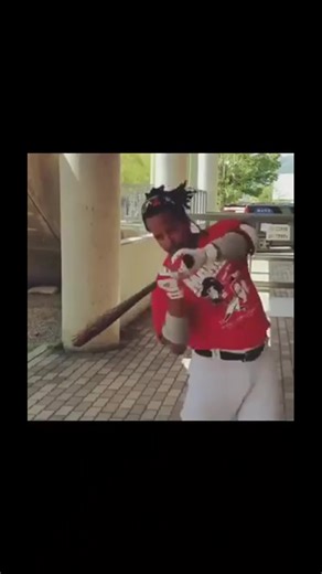 👉 Click here for the full breakdown 👈 Manny Ramirez gives the most **anatomically correct** swing demonstration in baseball history. 👀⚾️ This isn’t style. This is how the human body is actually designed to swing a bat. Watch what he does so cleanly: ⚡ He creates the **triangle frame** with his arms and *keeps it* — no collapsing, no pushing ⚡ The barrel stays **behind the shoulder** as rotation begins ⚡ He tilts the shoulders to match the height of the ball ⚡ Contact happens with the **hands 