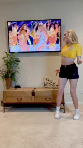 371_This is one of the BEST halftime shows ever!! 💛 Who else agrees! #wakawaka #shakira #tv #dance #shakirahalftimeshow | Dance Challenge