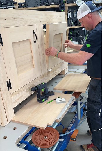 Using the lightweight @Festool Canada CXS 12 and some Festool playing cards to center these cabinet doors and install the hinges, pulls and magnetic stops