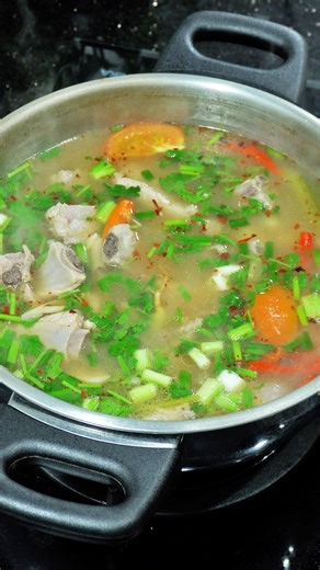 วิธีทำ ต้มยำกระดูกซี่โครงหมู สูตรเข้มข้น หอมเครื่องต้มยำสุดๆ แซ่บซี้ด! ส่วนผสม -กระดูกซี่โครงหมู 800 กรัม -ข่า 25 กรัม -ตะไคร้ 3 ต้น -หอมแดง 2 หัว -รากผักชี 3 ราก -ใบมะกรูด 5 ใบ -มะเขือโทษ 1 ลูก -ซุปกระดูกหมู 1 ก้อน -น้ำปลา 3 ช้อนโต๊ะ -น้ำมะนาว 4 ช้อนโต๊ะ -พริกจินดาแดง 7 เม็ด -น้ำเปล่า 2 ลิตร -พริกป่นตามชอบ -ต้นหอมผักชีซอยตามชอบ **Ingredients:** - Pork spare ribs: 800 g - Galangal: 25 g - Lemongrass: 3 stalks - Shallots: 2 bulbs - Coriander roots: 3 roots - Kaffir lime leaves: 5 leaves - Thai eg