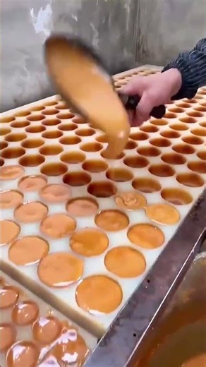 Batch molding process of round brown sugar blocks
