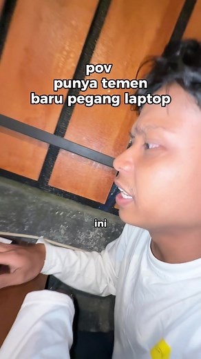 Cara Gampang Download Aplikasi Buat yang Baru Pertama Punya Laptop Punya teman yang baru pindah dari HP Android ke laptop dan bingung cara download aplikasi seperti WhatsApp? Nggak perlu bingung, caranya sangat mudah dan mirip dengan download aplikasi di HP kamu. Ikuti langkah praktis ini: Buka aplikasi Microsoft Store (ikon tas belanja yang ada di taskbar bawah layar). Ketik nama aplikasi yang ingin diunduh pada kolom pencarian di bagian atas, misalnya