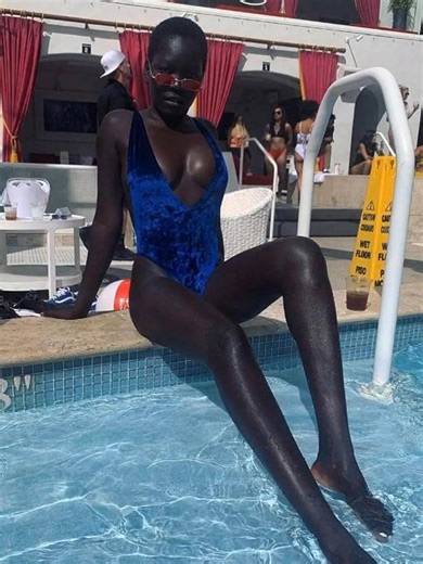 Unreal beauty!🤗The girl with the darkest skin in the world charmed the network with her appearance😘🔥She was once embarrassed by her appearance, but today she is one of the most sought-after models❤️😋Check her photos in the comment box below📌⬇️⬇️ | Beauty of the World
