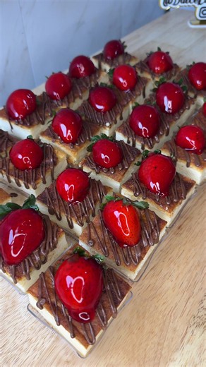💰 $700 por este pedido… ¿ustedes qué opinan? 8 docenas de postres pastel para 40 personas 🎂🍮 Incluyó delivery, bases para los postres y también el montaje ¿Creen que estuvo bien cobrado? 🤔 ¡Los leo en los comentarios! 👇🏻💕 #dulcelocurarepostera #emprendimiento #parati #postres