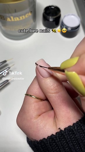 cute n minimal bee nails! :> 💛🐝✨ the flowers were kinda a last minute add-on but i think they really add some ✨extra spice✨ to the look!! 🌸 — using: • @born pretty black painting gel 002 & white painting gel 003 • yellow gel polish (shade is JL071) & top coat is from Rosalind (pr) 💛 #nails #nailarttutorial #nailart #cutenails #diynails #nailtutorial #bee #minimalnailart #gelnails #nailtok #bugnails #fyp