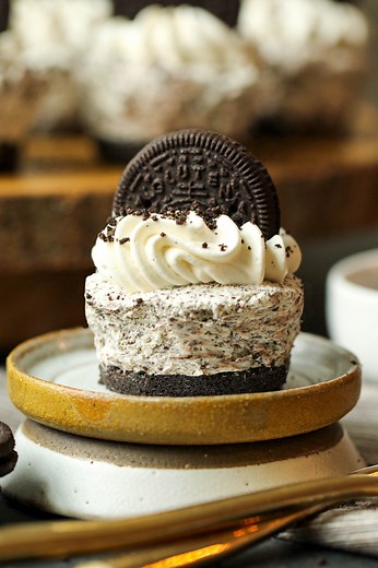 MINI OREO CHEESECAKES - ✨Gluten-free, dairy-free, nut-free, egg-free, vegan, with Paleo Keto options! A no-bake dessert that takes only 15 minutes to prep and can be made head. Perfect for Thanksgiving! 🦃 A huge hit with my teens, their friends, and my Paleo skeptical father 😂. No one will guess it’s gluten dairy-free! 👉🏻 https://wholefoodfor7.com/mini-oreo-cheesecakes-gluten-free-dairy-free/ | Wholefoodfor7