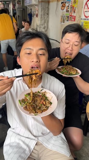 Mimin Cowo on Instagram: ". CHAR KOAY TEOW (without charcoal) . PENANG AMOUS NUMBER 5. . Koay Teow ini gak masuk akal enaknya! Jauh lebih enak daripada yang dapet michelin. Sangat-sangat underrated dan tidak touristy. Meskipun antre 90 mins tetap worth it kok. Kalau gakuat ngantre mending jangan skip deh. Mending cari something to kill the time. Cusssss samperin! . 🏠 Penang Famous Char Koay Teow 5 📍 Macallister 94, George Town, Penang 🕰️ 10.00-21.00 . #kuliner #penang #ma