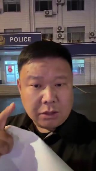 4月24日，博主发视频称，4月9日其在山东省潍坊市诸城市百尺河镇前盆渠村。拍到塘坝污染并发布，一周后回访现场时在车辆充电过程中被几名工作人员带走“了解情况”，其表示全程配合并完成沟通签字。但随后以等待为由被限制离开长达七小时，期间要求带走签字凭证被拒，还被通过熟人电话劝其妥协并不要再追究，同时有人要求删除污染视频遭其拒绝。博主表示自己只是曝光污染、守护环境，认为相关处理方式让人心寒，希望事件能得到更多关注与公正处理。