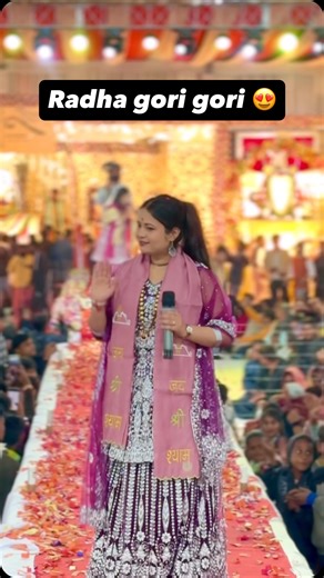 Tiwari Sisters on Instagram: "करके इशारो बुलाए गई रे😍❤️ . . . . #gungungunjan #tiwarisisters #explore #trendingreels #reelitfeelit [khatushyamji, kirtan, radhakrishna, sankirtan, bhajan, devotional singer, performer, instagood, gig, divine concert]"