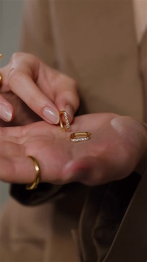 novice (ノーヴィス) on Instagram: "直線的なフォルムに、さりげない輝きを。 CZ Hinged Square Hoop Pierce［Stainless］。 スクエアラインのフープに、控えめに配したCZが ミニマルな中に上品なアクセントを添えます。 シャープすぎず、日常のスタイルにも自然に馴染むバランス。 ヒンジ仕様で着脱しやすく、 ステンレス素材のため水や汗に強いのも魅力です。 きれいめにもカジュアルにも取り入れやすい一本。 耳元に、少しだけ輪郭を。"